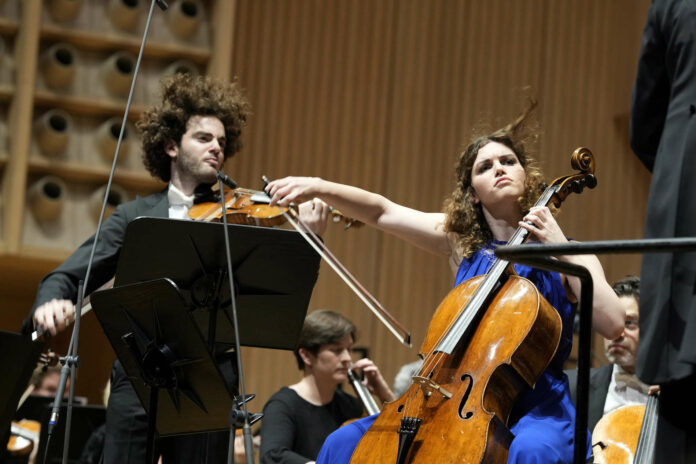 Als Solisten fungierten mit dem Bruckner Orchester Linz die Jung-Stars Julia Hagen (Cello) und Emmanuel Tjeknavorian (Violine).