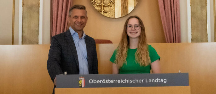 Jugend-Landesrat Wolfgang Hattmannsdorfer gratuliert Christina Lechner