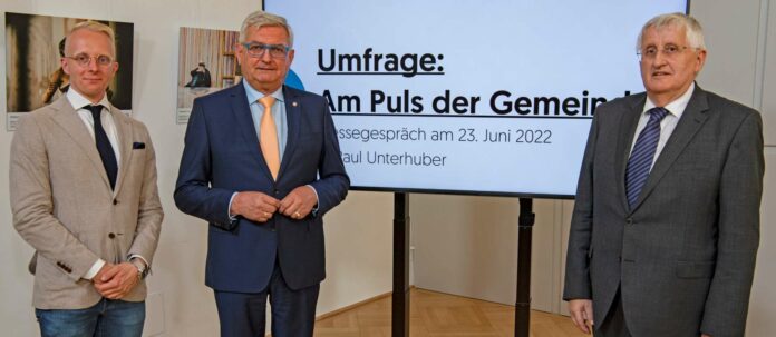 Mevcut anketten memnun (soldan): Demox Araştırma CEO'su Paul Unterhuber, Belediye Birliği Başkanı Alfred Riedl ve Yukarı Avusturya Belediye Birliği Başkanı Hans Hingsamer.