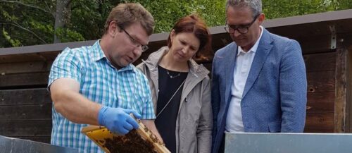 V. l.: Domenica Auteri vom Referat Pestizide, EFSA-Chef Bernhard Url, LR Langer-Weninger, LK-Präsident Waldenberger