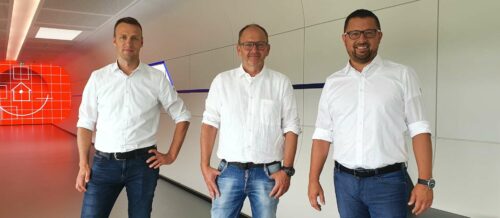 Andreas Fill (m.) mit Produktionschef Günter Redhammer (r.) und Vertriebschef Martin Reiter in der Fill-Firmenzentrale in Gurten. Unten: Fill im „Future Lab“.