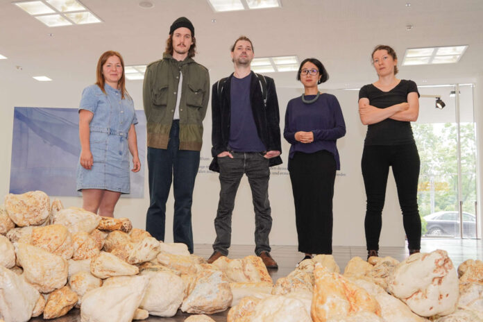 Prämierte junge Künstler hinter keramischen „Zuckerrüben“ von Linda Luse (links): Georg Pinteritsch, Jens Höffken, Xian Zheng, Esther Strauß
