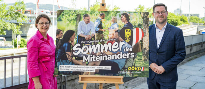 OÖVP-Landesgeschäftsführer Florian Hiegelsberger und Bürgermeisterin Martina Schlöglmann (Sigharting) stellten gestern die OÖVP-Kampagne „Sommer des Miteinanders“ vor.