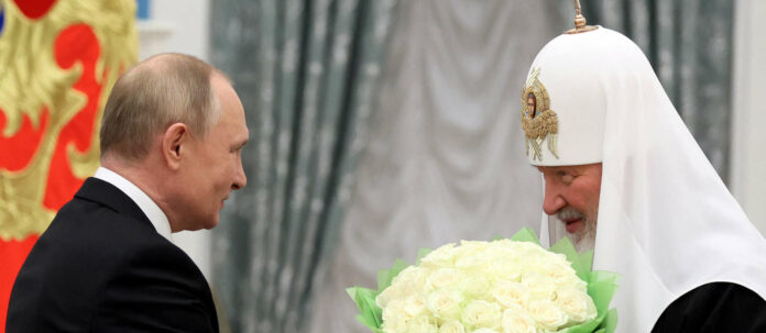 Putins christliche Inszenierung — hier mit Patriarch Kyrill — kann gar nicht so verlogen sein, dass ihm seine glühendsten Jünger hierzulande davonlaufen.