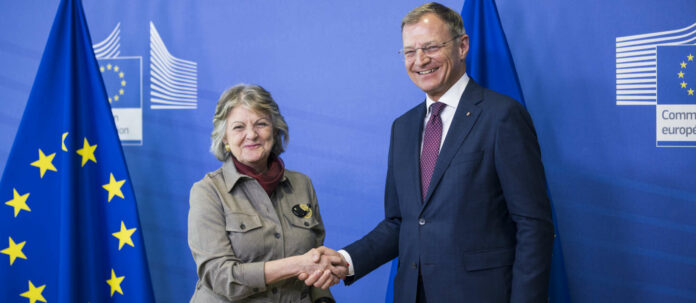 Landeshauptmann Thomas Stelzer mit EU-Kommissarin Elisa Ferreira in Brüssel.