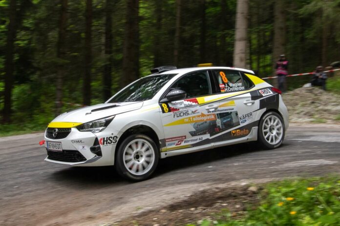 Das Mülviertler Rallye-Ass Julian Wagner und Co-Pilotin Hanna Osterlender fahren in der 2WD-Klasse in Österreich aktuell allen auf und davon.