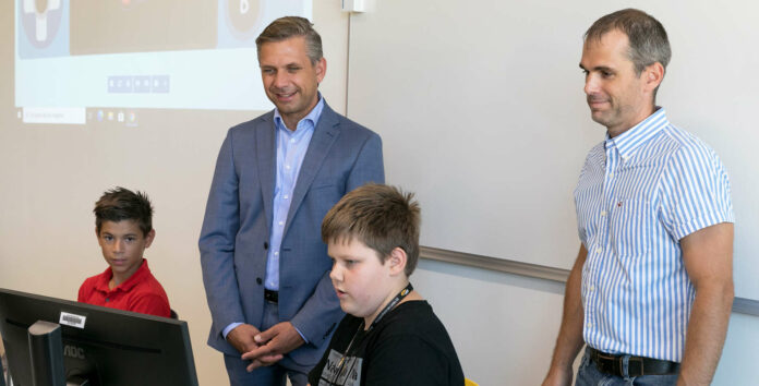 Jugend-Landesrat Wolfgang Hattmannsdorfer und IT-Experte Markus Szöky beim Besuch im DigiCamp.