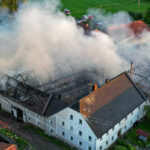 Ein Brand im Wirtschaftstrakt eines Bauernhofes in der Gemeinde Waizenkirchen hat Dienstagabend schweren Schaden angerichtet.