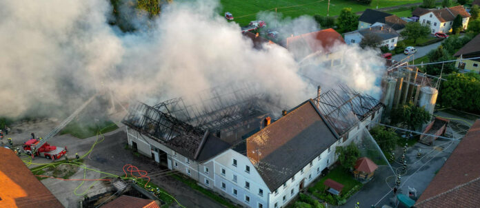 Ein Brand im Wirtschaftstrakt eines Bauernhofes in der Gemeinde Waizenkirchen hat Dienstagabend schweren Schaden angerichtet.