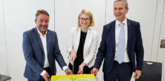 Die Geschäftsführer des Ordensklinikum Linz, Stefan Meusburger (r.) und Walter Kneidinger (l.) mit LH-Stv. Christine Haberlander