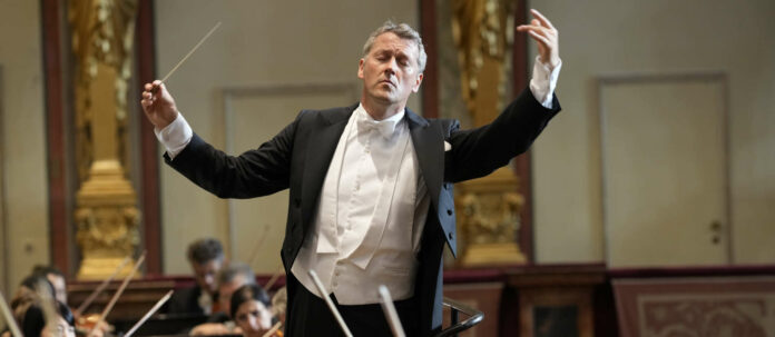Markus Poschner leitet sein Bruckner Orchester in Wien