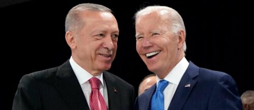 Alle schütteln Erdogan jetzt die Hand (v. l.): US-Präsident Biden, NR-Präsident Sobotka, Frankreichs Präsident Macron, Bundeskanzler Nehammer.
