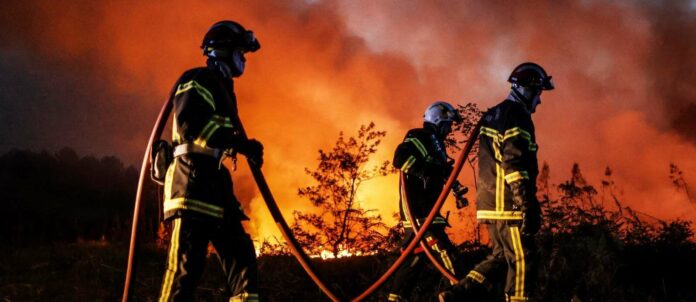 In Louchats in Südwestfrankreich kämpft die Feuerwehr gegen einen Waldbrand.