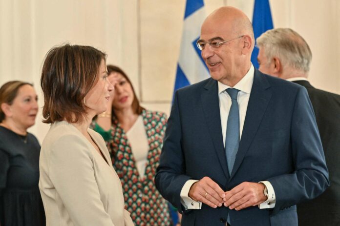 Die deutsche Außenministerin Annalena Baerbock traf ihren griechischen Amtskollegen in Athen, u. a. um die aktuellsten militärischen Fragen zur Ukraine und zur Türkei zu erörtern.