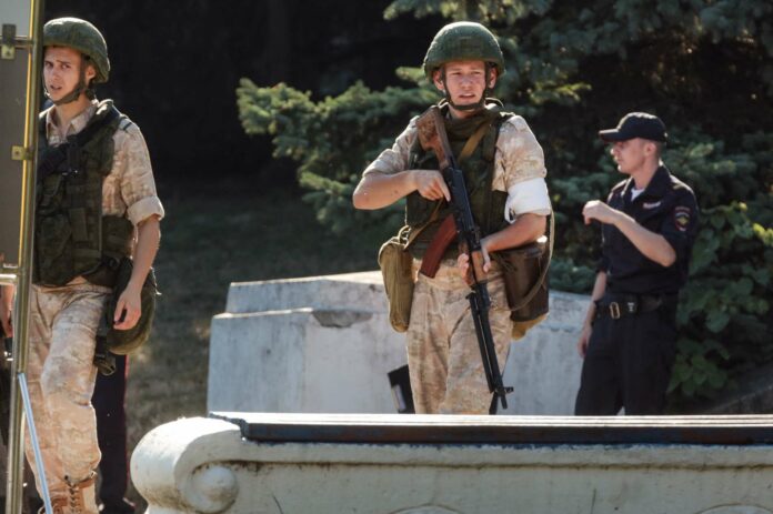 Soldaten sichern das Hauptquartier der russischen Schwarzmeerflotte auf der Krim in Sewastopol nach einem Drohnenangriff. Kiew dementiert die Urheberschaft.
