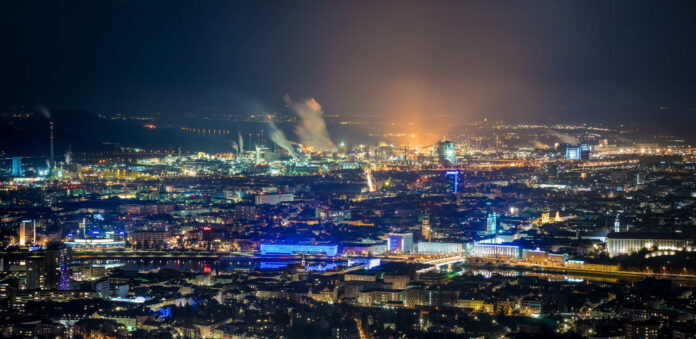 Geceleri Linz (şehir merkezi ve parlayan çelik endüstrisi)