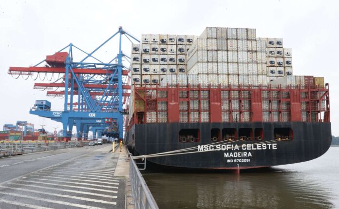 Das Terminal Hamburg Altenwerder ist Umschlagplatz für rund sieben Millionen Container pro Jahr: Die größten Schiffe der Welt fassen mittlerweile knapp 25.000 Container, in Altenwerder können (aber durch Einschränkungen in der Höhe) „nur“ Schiffe bis rund 14.000 Container abgefertigt werden.