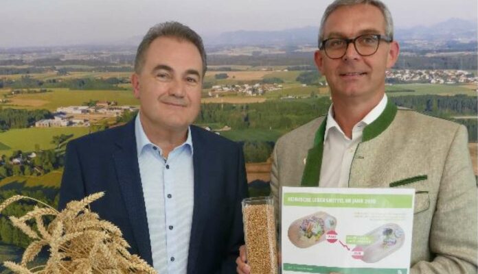 Landwirtschaftskammer-Präsident Franz Waldenberger (r.) und Helmut Feitzlmayr, Leiter der LK-Abteilung Pflanzenbau.