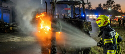 Eine aufgescheuerte Hydraulikleitung mit anschließendem Hydraulikölaustritt auf heiße Teile des Traktors dürfte den Brand in Hörsching ausgelöst haben.