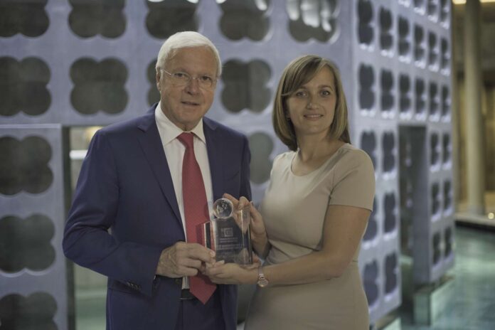 Gerhard Gucher, Direktor der VAMED Vitality World, bekam den Connoisseur Hospitality Award in der Kategorie „Best Innovative Spa & Health Resort Group” von CC-Geschäftsführerin Zoriana Iurechko.