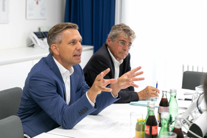 Soziallandesrat Wolfgang Hattmannsdorfer und FPÖ-Klubobmann Herwig Mahr (r) stellten gestern die Eckpunkte der Novelle zur Sozialhilfe vor.