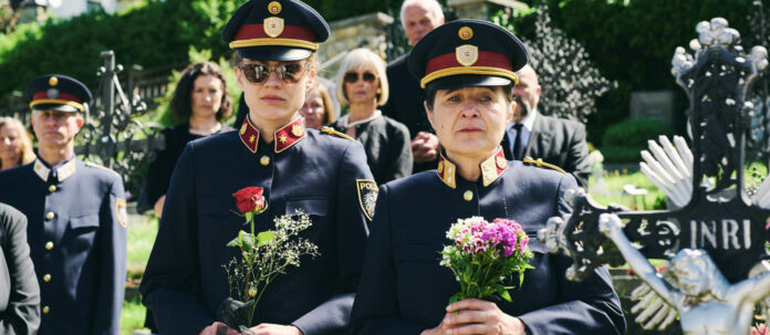 In die Uniform schlüpft die pensionierte Kommissarin Grete Öller (Maria Hofstätter, links Miriam Fussenegger) nur mehr zu offiziellen Anlässen, das Ermitteln kann sie trotzdem nicht lassen ... .