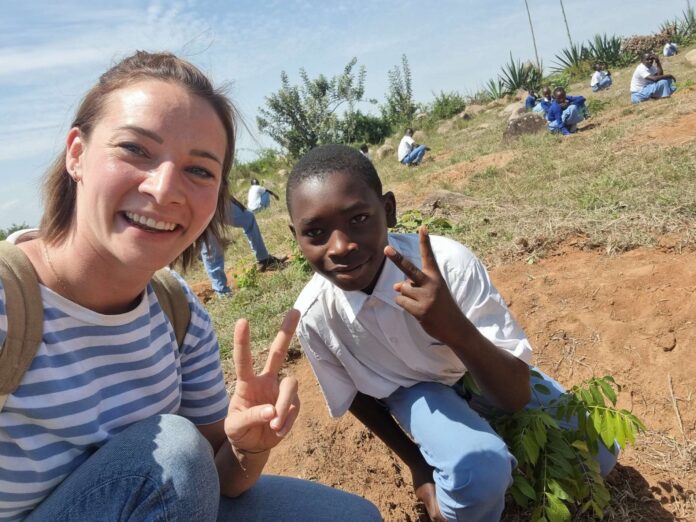 Als „Sei So Frei“-Botschafterin konnte Bettina Plank (l.) sich erstmals hautnah ein Bild von den Hilfsprojekten der entwicklungspolitischen Organisation der Katholischen Männerbewegung in Tansania und Uganda machen.