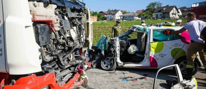 AUT, VU mit eingeklemmter Person - 1 SV mit Hubschrauber ins