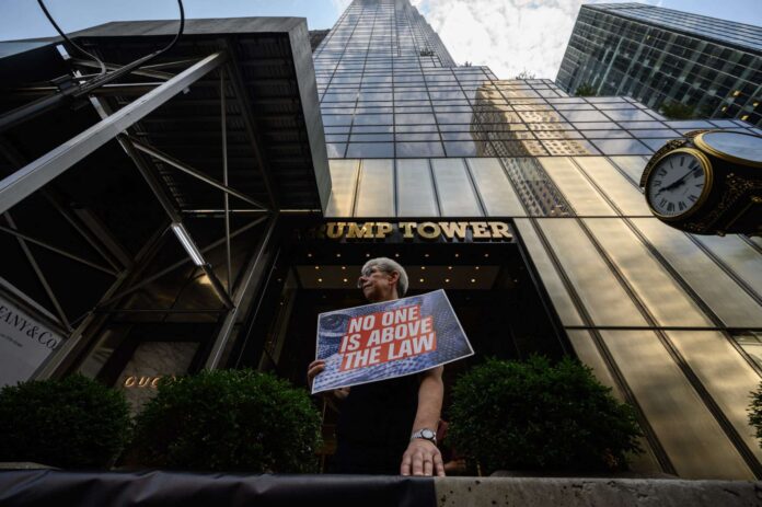 „Niemand steht über dem Gesetz“. Ein Demonstrant vor dem Trump Tower in New York City