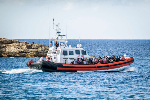 Viele wagen die riskante Fahrt über das Mittelmeer in der Hoffnung auf ein besseres Leben in Europa.