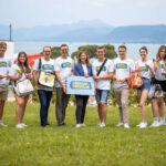 JVP-Bundesobfrau StS Claudia Plakolm (Mitte) und JVP-Landesobmann Moritz Otahal (5. v. l.) mit ihrem Team bei einer Verteilaktion am Attersee.