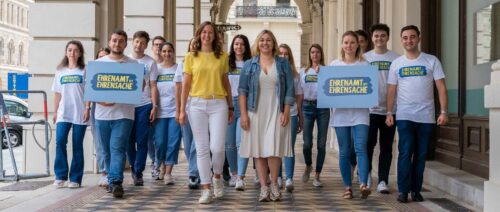 Bundesobfrau StS Claudia Plakolm und Generalsekretärin Sabine Hanger (im Vordergrund, v. l.) gaben gestern den Startschuss zur Sommertour der Jungen ÖVP.