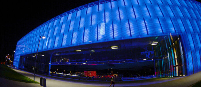 Energiesparmaßnahme: Dem Lentos in Linz wird jede Nacht jetzt früher als sonst die Fassadenbeleuchtung abgedreht.
