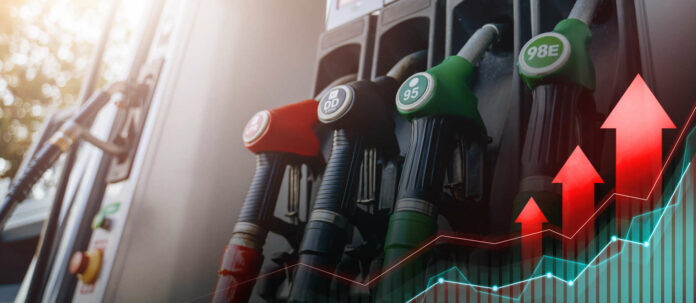 Ab kommenden Samstag wird der Sprit an den heimischen Tankstellen weiter teurer. Mit der geplanten CO2-Bepreisung steigt der Diesel um rund 9 Cent je Liter, der Liter Benzin um ca. 8 Cent.