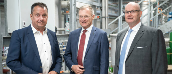 Visite im Holzgaskraftwerk (v.l.): Bgm. LAbg. Anton Froschauer, LH Thomas Stelzer, Hans-Christian Kirchmeier, GF Nawaro GmbH.