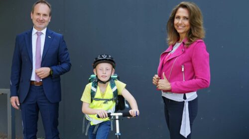 ÖAMTC-Landesdirektor Harald Großauer und Verkehrspsychologin Marion Seidenberger mit Christoph am Roller.