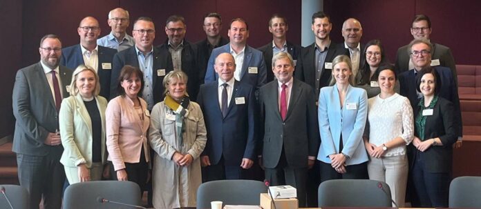 Die Delegation des Oö. Landtages zu Besuch bei EU-Kommissar für Haushalt und Verwaltung Johannes Hahn.