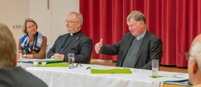 Im Austausch mit Bürgermeistern bei der Visitation in Kollerschlag (v. r.): Bischof Manfred Scheuer, Generalvikar Severin Lederhilger und Brigitte Gruber-Aichberger.
