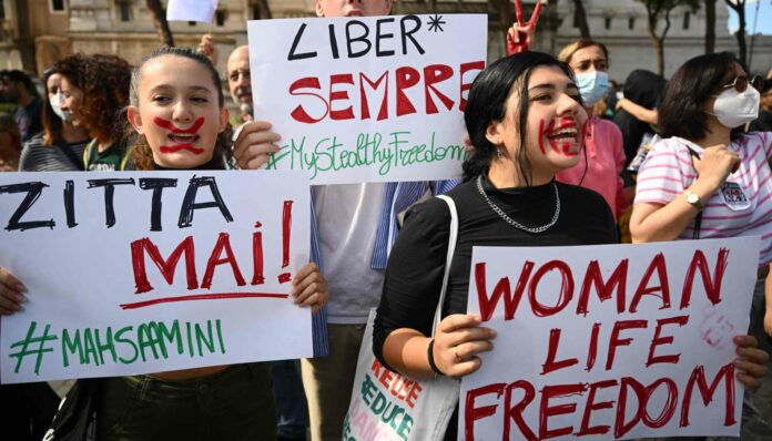 Spät, aber doch solidarisiert sich auch die IGGÖ (wie hier Demonstranten in Rom) mit den Kochtuchverweigerinnen im Iran.
