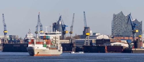 Dass sich die chinesische Großreederei Cosco im Hamburger Hafen mit einer Beteiligung einkauft, sorgte in Deutschland für heftige Debatten.