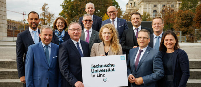 ÖVP kulübünün Yukarı Avusturyalı milletvekilleri, ÖVP kulüp başkanı August Wöginger ile birlikte, dün Temsilciler Meclisi'nde federal hükümetin Linz Teknik Üniversitesi için finansman payına (yüzde 50) karar verilmesinden gurur duyuyorlar.