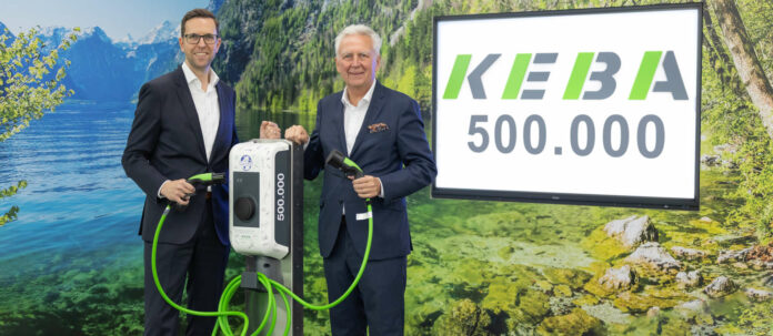 Knogler (solda) ve Luftensteiner de Keba'daki e-şarj istasyonlarına güveniyor.