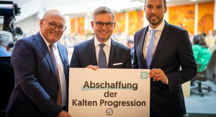 Yukarı Avusturya'dan Ulusal Konseyin iki üyesi soğuk ilerlemenin ortadan kaldırılmasından memnun (soldan sağa): Laurenz Pöttinger (Grieskirchen), Maliye Bakanı Magnus Brunner ve Klaus Lindinger (Fischlham).