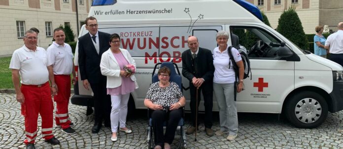 Wunschmobile sayesinde Maria P., oğlunun Steyr'deki düğününe katılabildi.