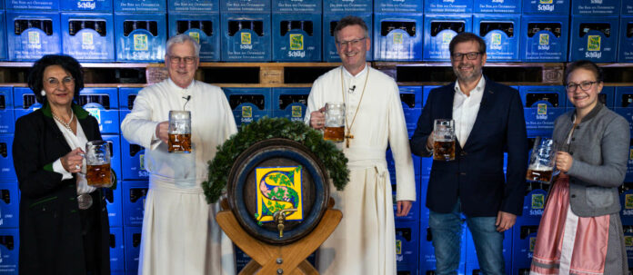 Doppel-Bock keyfi (soldan sağa): Elfriede Haindl, Markus Rubasch, Abbot Lukas Dikany, usta bira üreticisi Reinhard Bayer ve meslektaşı Karin Thaller.