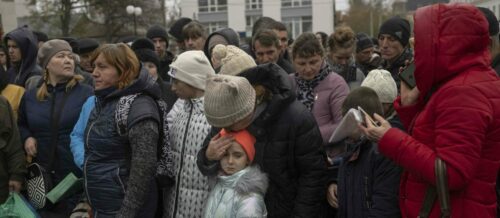 Die Zivilbevölkerung trifft es besonders hart. Das Anstellen um Hilfsgüter – wie hier in Cherson – gehört zum bitteren Alltag.