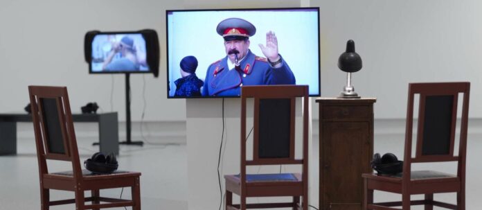 Die Künstlerin begleitete ein Stalin-Double mit der Kamera.