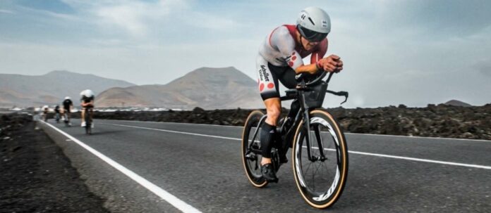 Auf den 180 Rad-Kilometern gilt es für Enzenberger, keine Kraft zu verschwenden, um den abschließenden Marathon bestmöglich zu absolvieren.