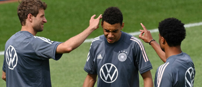 Gemeinsam mit seinen Bayern-Teamkollegen Thomas Müller (l.) und Serge Gnabry (r.) soll Youngster Jamal Musiala Deutschland zum fünften WM-Titel führen.