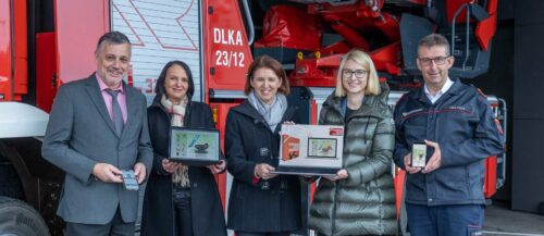 V. l.: Bildungsdirektor Alfred Klampfer, Volksschuldirektorin Barbara Gruber, Landesrätin Michaela Langer-Weninger, LH-Stv. Christine Haberlander und Feuerwehr-Präsident Robert Mayer präsentierten die neuen digitalen Lehrunterlagen im Landesfeuerwehrkommando in Linz.